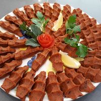 Cigköfte 100% vegan 1300 jahre Altes Rezept.
Bulgur mit 18 verschiedene Kräuter und Gewürze...
Man muss nur probieren  at Onnumara Cigköfte in Kufstein