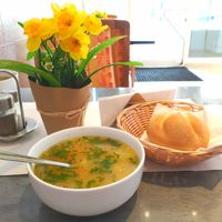 Jeden Donnerstag Gemüse Suppe 100% vegan mit Sellerie, Karotten. Erbsen, Kartoffel Zwiebel und frische Petersilie  at Onnumara Cigköfte in Kufstein