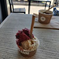 Stracciatella alle more e pere/zenzero at Gelateria La Romana in Padua