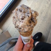 Pralined almond crumble,
Vegan ice cream and cone at Gelateria La Romana in Padua