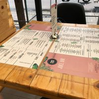 Mesas con menú / Tables with menu at Puro Zumo in Bogota