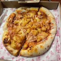 Hawaiian pizza 👌   at Puro Zumo in Bogota