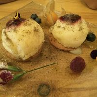 helado de piña sobre galleta at La Voladora in Alicante