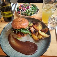 Burger jack fruit BBQ - Avocado toast - Citronnade aux fruits de la passion 😻😻😻 #Veganuary at Les Bols d'Antoine in Paris