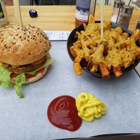 Wild burger with fries and cheese at The Wild Note in Bordeaux