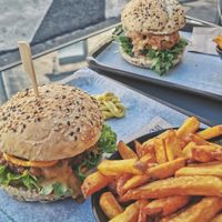 Burger and chips at The Wild Note in Bordeaux