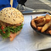 Tex-mex burger with fries at The Wild Note in Bordeaux