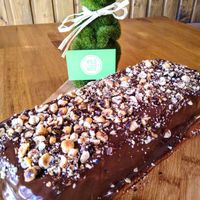 Dessert de la semaine / dessert of the week 
Marbré chocolat - vanille, nappage chocolat et noisettes caramélisées 
Chocolate vanilla marble cake, chocolate icing and hazelnut caramelize.  at The Wild Note in Bordeaux