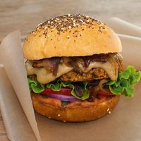 Wild burger.
Sauce américaine, Cornichons, tomates, salade, steak végétale, chutney d'oignon, faux-mage. 
American sauce, pickles, tomatoes, salad, vegetable steak, oignon chutney, vegetable cheese. at The Wild Note in Bordeaux