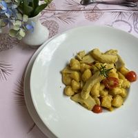 Nhoque de mandioquinha com alcachofra e ervas. Achei muito suave e carregado no azeite .  at Donna Pinha in Santo Antonio Do Pinhal