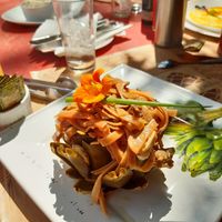 O mesmo macarrão com cogumelos (flor comestível) at Donna Pinha in Santo Antonio Do Pinhal