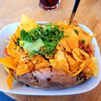 Gefüllte Backofenkartoffen mit Sojahack, veganem Käse,Tomaten-PaprikaSoße,große Bohnen, Nachos und Guacamole. at Erdapfel in Hamburg