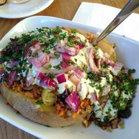 "Aristoteles" vegan mit Soja Hack anstatt Feta und Bärlauch-Dip anstatt Sour Cream at Erdapfel in Hamburg