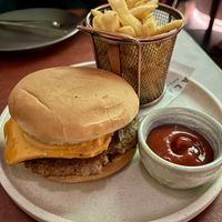 Cheeseburger: average at Alibi in Sydney