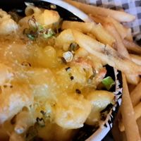 Mac and cheese, vegan bacon and onions with chips at Drury Street Bar & Kitchen in Glasgow