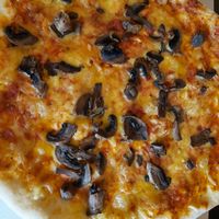 Bambino vegán pizza at Veganeria in Budapest