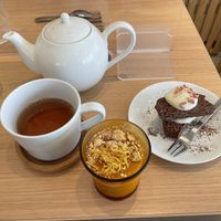 Pudding and miso brownie with tea  at Nourish in Tokyo