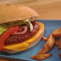 Sergent pepper burger et wedges at Hank Cuisine Végétale in Lyon