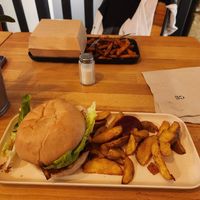 Miam ! Une Hankiflette et patates douces avec un Burger bacon LaVie et potatoes. at Hank Cuisine Végétale in Lyon