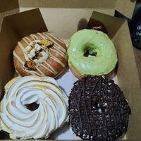 Donas dalgona, matcha frambuesa, pie de limón y cookies and cream. at Donut Corp - Nueva Los Leones in Santiago