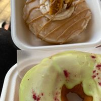 donut sabor té verde-frambuesa y sabor dalgona at Donut Corp - Nueva Los Leones in Santiago