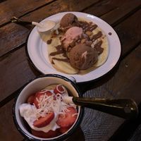 Banana split & strawberries with cream at Mi Vegano Favorito in San Jose Del Cabo