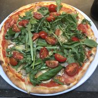 Pizza with potatoes, mushrooms, basil, tomatoes and argula at Café Piccolina in Aarhus