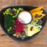 Low- carb paleo bowl: cauliflower-rice, broccoli, zoodles, avocado, mango
the sauce is a creamy cashew-lemon sauce which fits perfectly with the other ingredient. All in all creamy, fruity and super fresh. I like that citrus note in it. at Nährstoff-Reich in Bochum