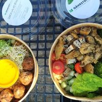 Left: Quinoa Salad Bowl , right: Signature Bowl (self assembled) at Nährstoff-Reich in Bochum
