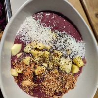 Acai Bowl, lecker aber wenig sättigend - Bio-Açaí, Banane, Mango, Kirsche, Kokosmilch, Granola, Kokosflocken, Chia at Nährstoff-Reich in Bochum