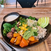 Autumn glow bowl with added beanballs at Nährstoff-Reich in Bochum