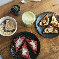 overnight oats, peanut butter toast and beetroot hummus toast at Nährstoff-Reich in Bochum