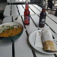 Ein Curry mit Reis und linsen. und ein Wrap mit Falafel at Mondo DELI in Darmstadt
