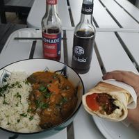 Ein Gemüsecurry und ein Wrap mit Falafel und Gemüse at Mondo DELI in Darmstadt
