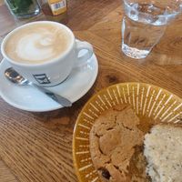 Cappuccino met havermelk, lemon poppy-cake en chocolate chip cookie at Karibu Cafe in Utrecht