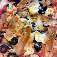 Deliciosas pizzas veganas: Díavola y Cuatro Estaciones. Servicio excelente y muy profesionales at Verde Rucola in Cordoba