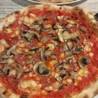 Pizza vegana con salami vegano at Verde Rucola in Cordoba