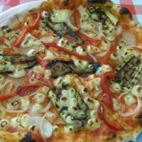 Pizza vegana con tomate, mozzarella, york, calabacín, cebolla y pimiento rojo: 10'50€ / Vegan pizza with tomato, mozzarella, ham, zucchini, onion and red pepper: 10'50€. at Verde Rucola in Cordoba