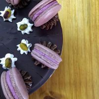 macaroon decorated berry and vanilla cake at Chocolate Lab in Belo Horizonte