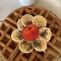 Waffle vegano con toppings de plátano, fresa y chia. Muy bueno!! at Biotica in San Luis Potosi