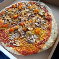 Vegane Pizza mit Chamignons und Kürbis at Locanda in Wurzburg