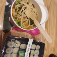 סושי רק עם אבוקדו ואפשרות טבעונית לראמן at Itsu - The Strand in London