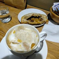 Cappuccino di soia e apfel strudel vegan at Caffetteria Le Sorelle in Bologna