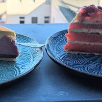 Links nicht vegane Cassis Pfirsich Torte, Rechts vegane mango Himbeer Torten at Krüsmann in Leipzig