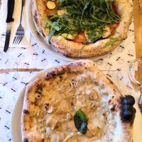 Pizza with vegan mozzarella at Mister Pizza - Duomo in Florence