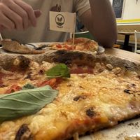 Deliciosa pizza la Regina Margherita  at Mister Pizza - Duomo in Florence