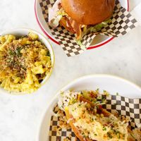Vegan mac&cheese, burger en hotdog  at Rudy's Dirty Vegan Diner in North West London