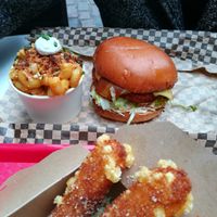 Mozzarella sticks, burger & mac'n'cheese at Rudy's Dirty Vegan Diner in North West London