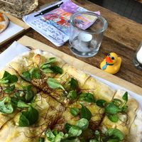 Vegan pizza with lemon 💚 at Zum Zweischneidigen Pferd in Muenster