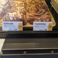 2 of the available pastries with their tiny vegan label at Kamps in Berlin